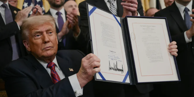 Genius Act에 서명하는 트럼프 대통령